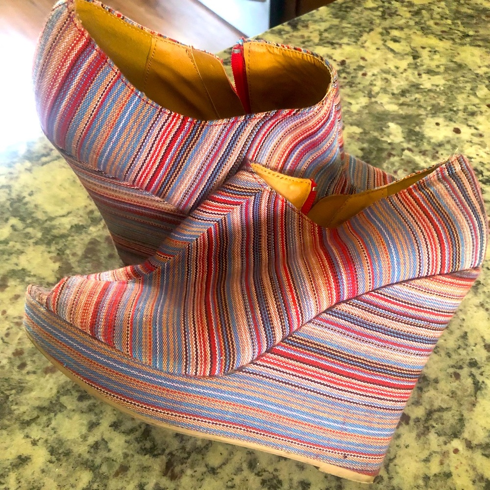 💖5/$25 Quipid rainbow fabric wedges w/ peep toe size 10